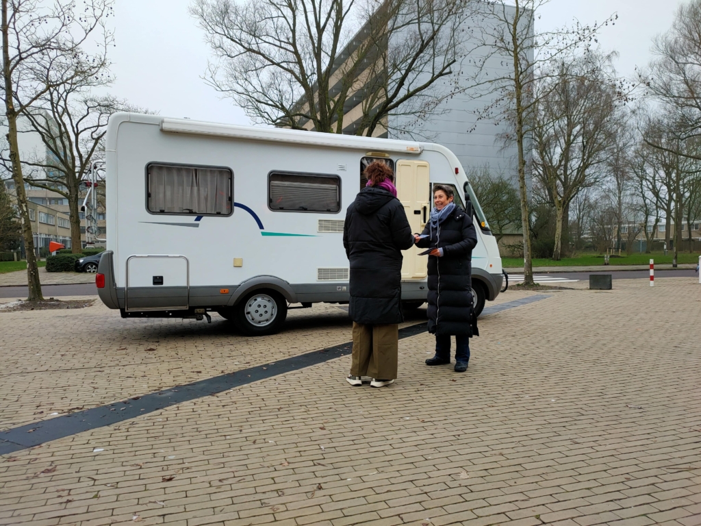 Annette in gesprek met een inwoner van Leeuwarden Oost