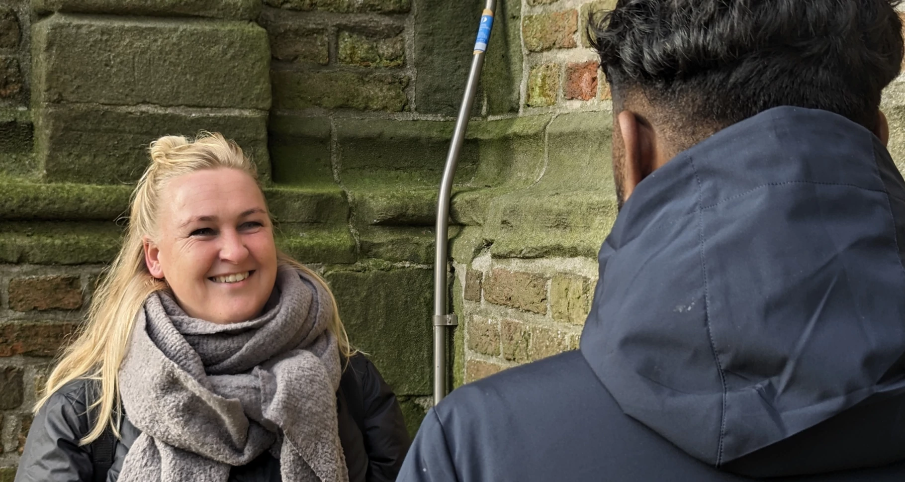 Foto toont life-coach Jantine Mellema met een van de jongeren die onherkenbaar in beeld staat