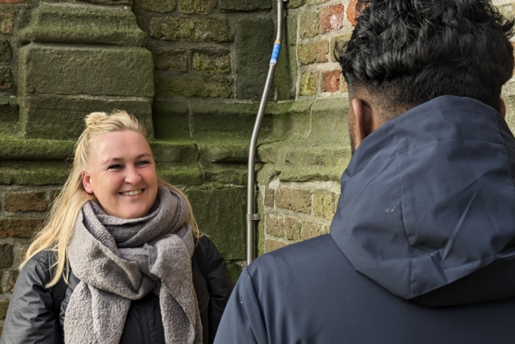 Foto toont life-coach Jantine Mellema met een van de jongeren die onherkenbaar in beeld staat