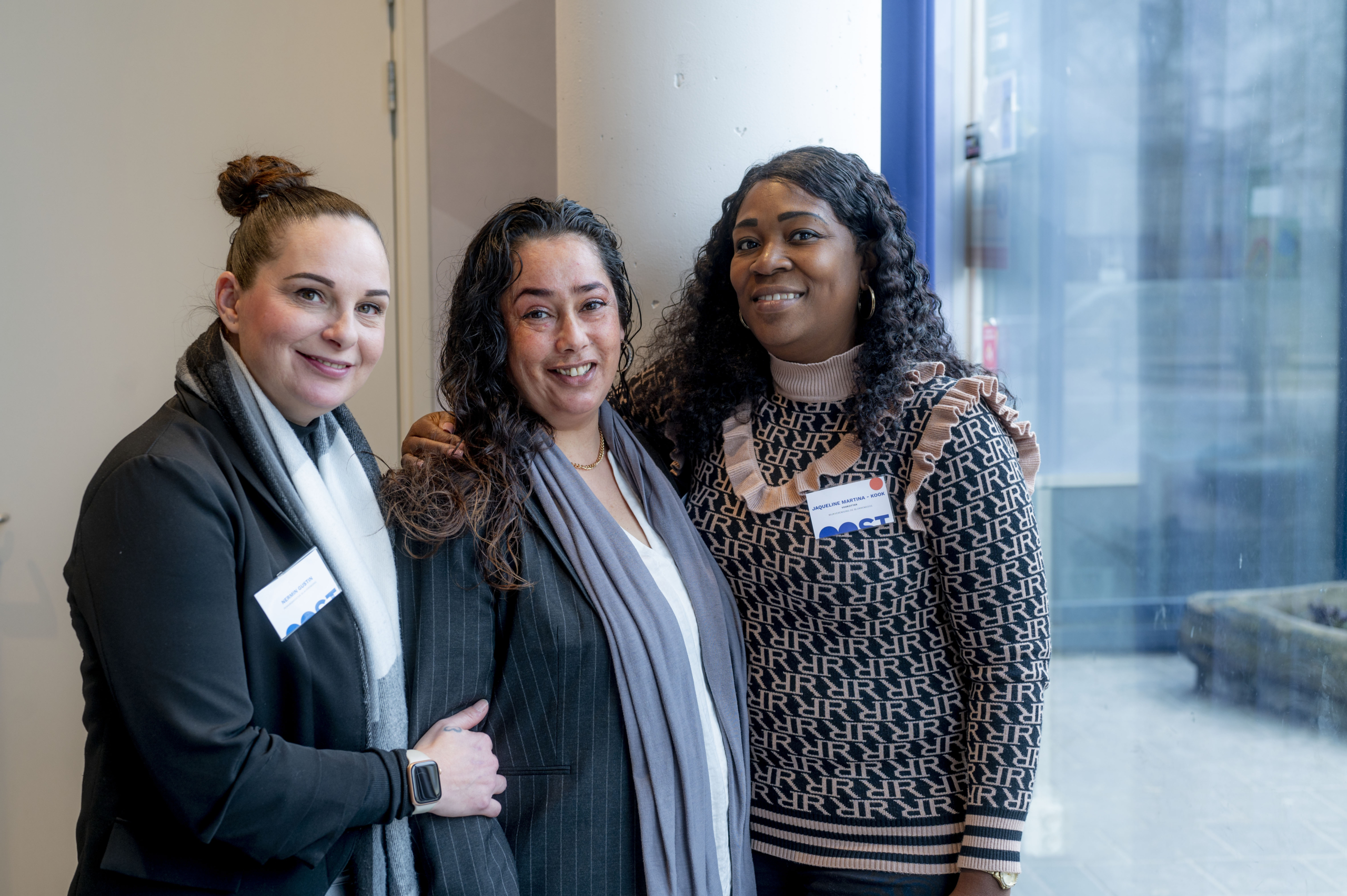 Foto Tessa Mahmoud van de Vrijheidswijk samen met twee vrijwilligsters