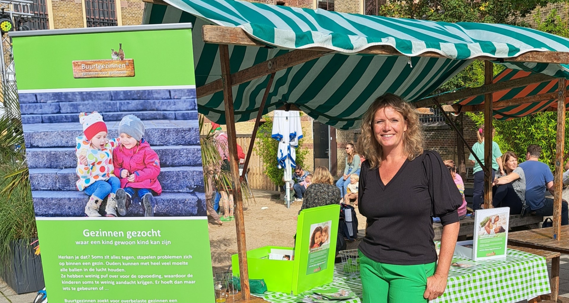 Coördinator Yolanda Feenstra met een kraampje bij het Blokhuispoort