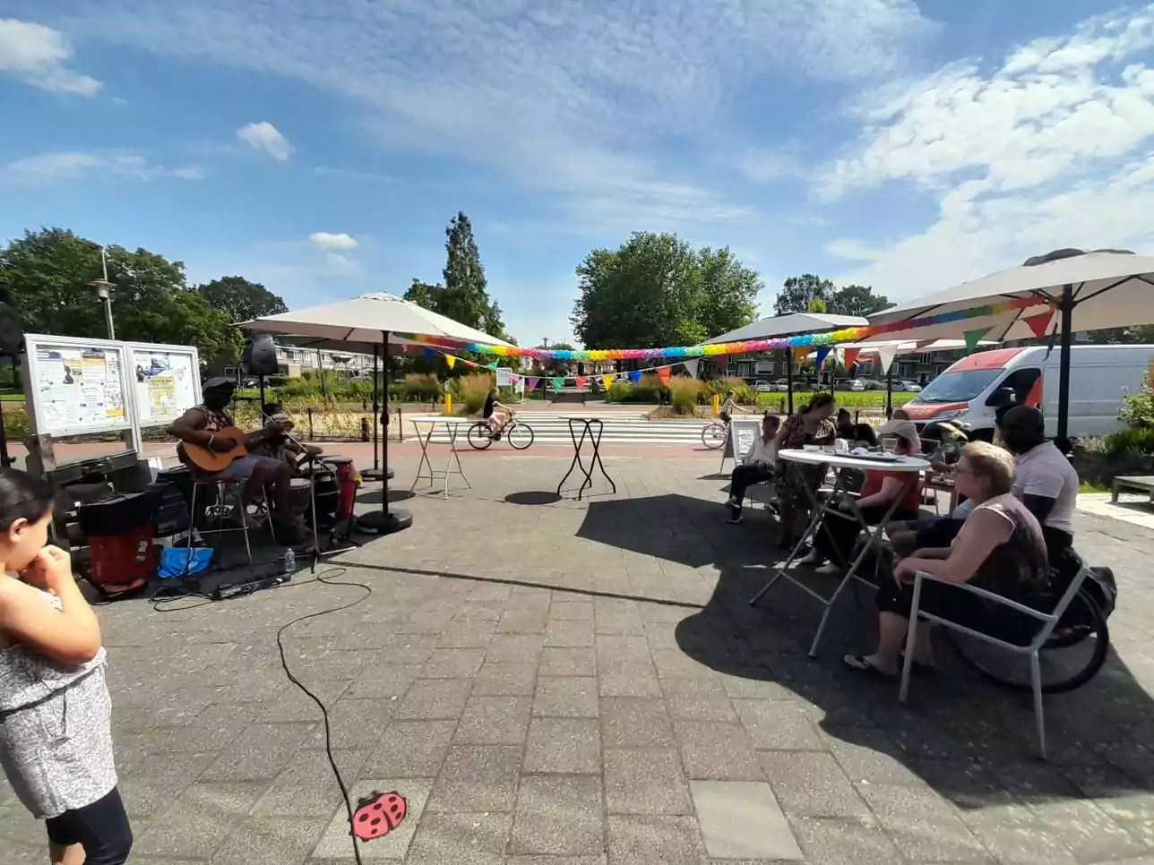 Terras in Heechterp Schieringen bij het wijkgebouw