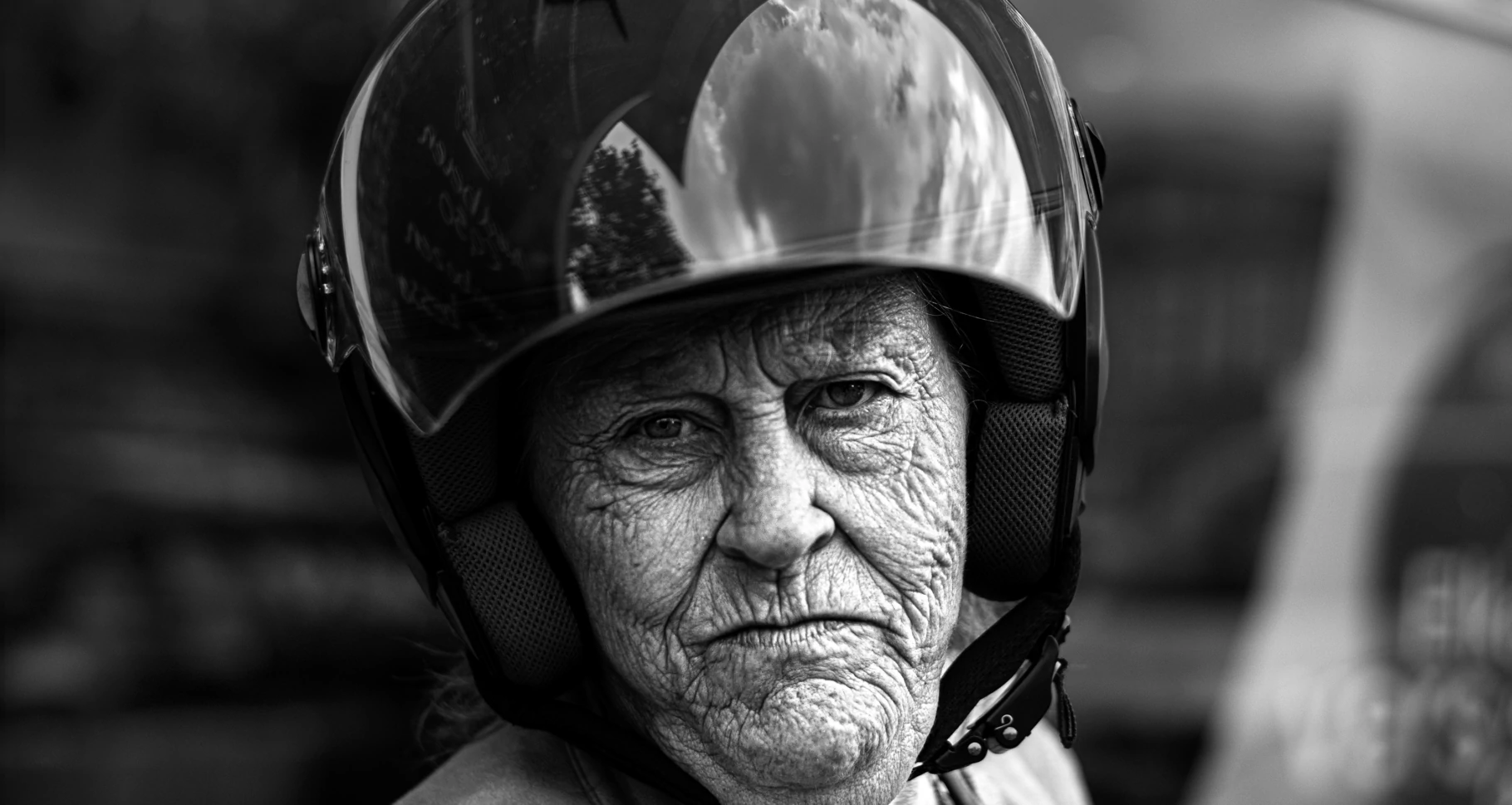 Foto van oude mevrouw met helm. Onderdeel van de expositie Friday's Child Tegenspoed in Leeuwarden
