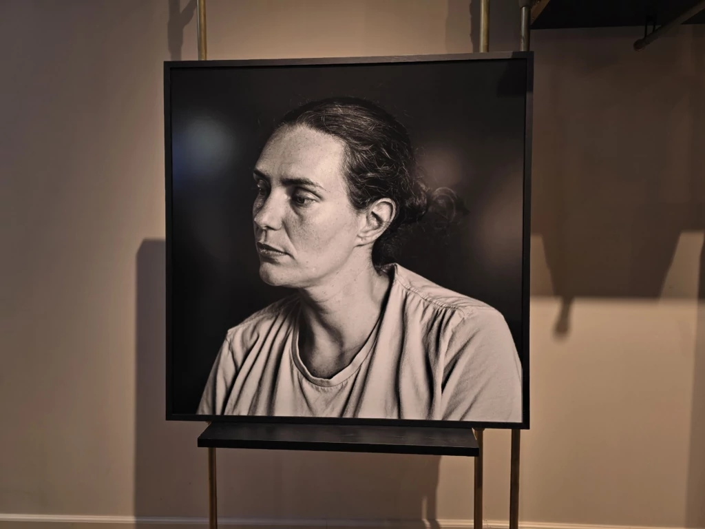 Foto zwart/wit toont vrouw van eind dertig begin veertig