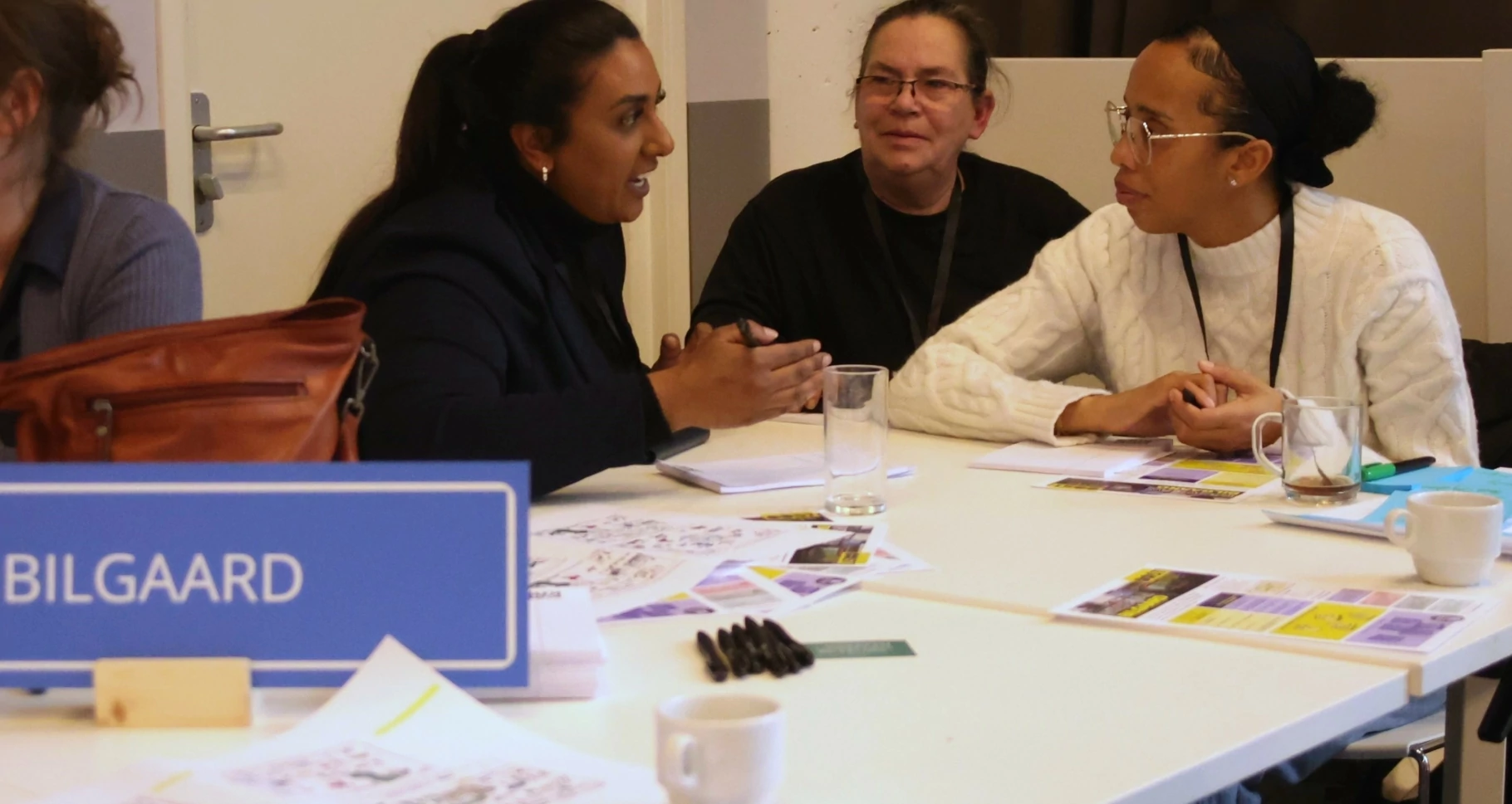 Bewoners en vrijwilligers bespreken het project Gezond met Cultuur