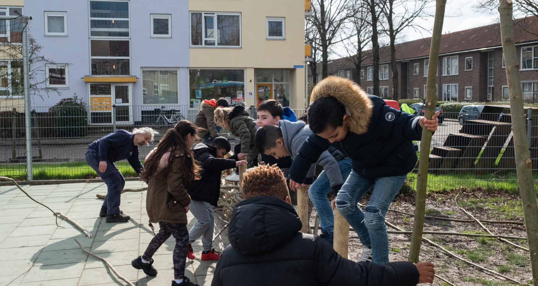 Kinderen spelend op het schoolplein