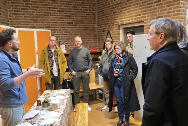 Werkbezoek Tweede Kamerlid Harry Bevers. In het wijkgebouw van Bilgaard krijgt de delegatie uitleg over een project