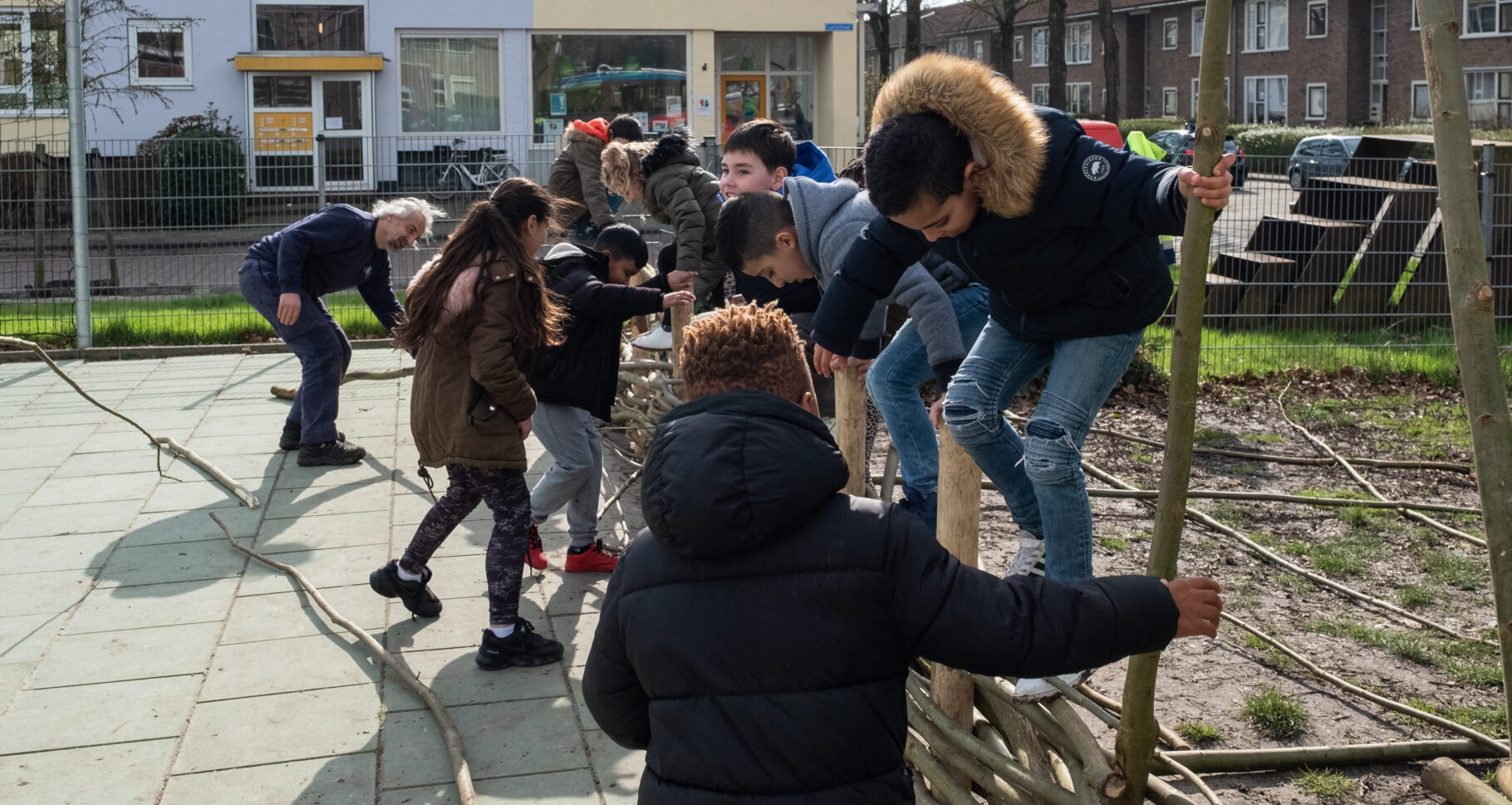 Kinderen spelend op het schoolplein