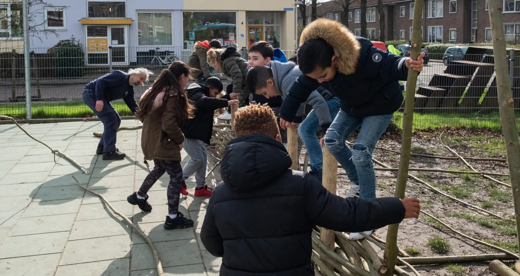 Kinderen spelend op het schoolplein