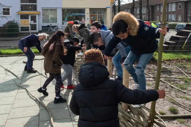 Kinderen spelend op het schoolplein