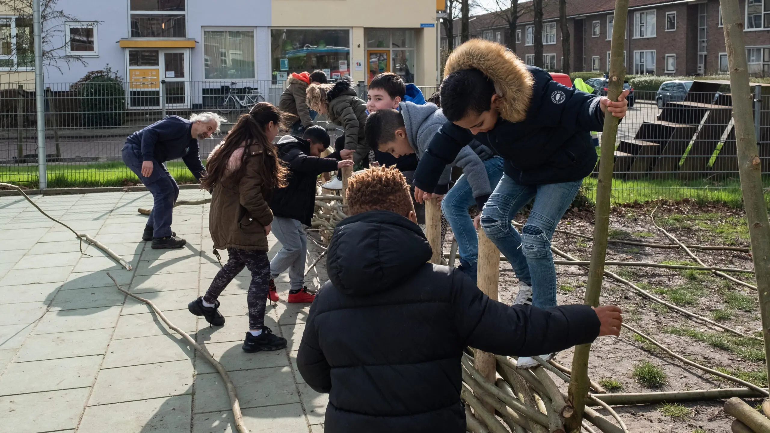 Kinderen spelend op het schoolplein