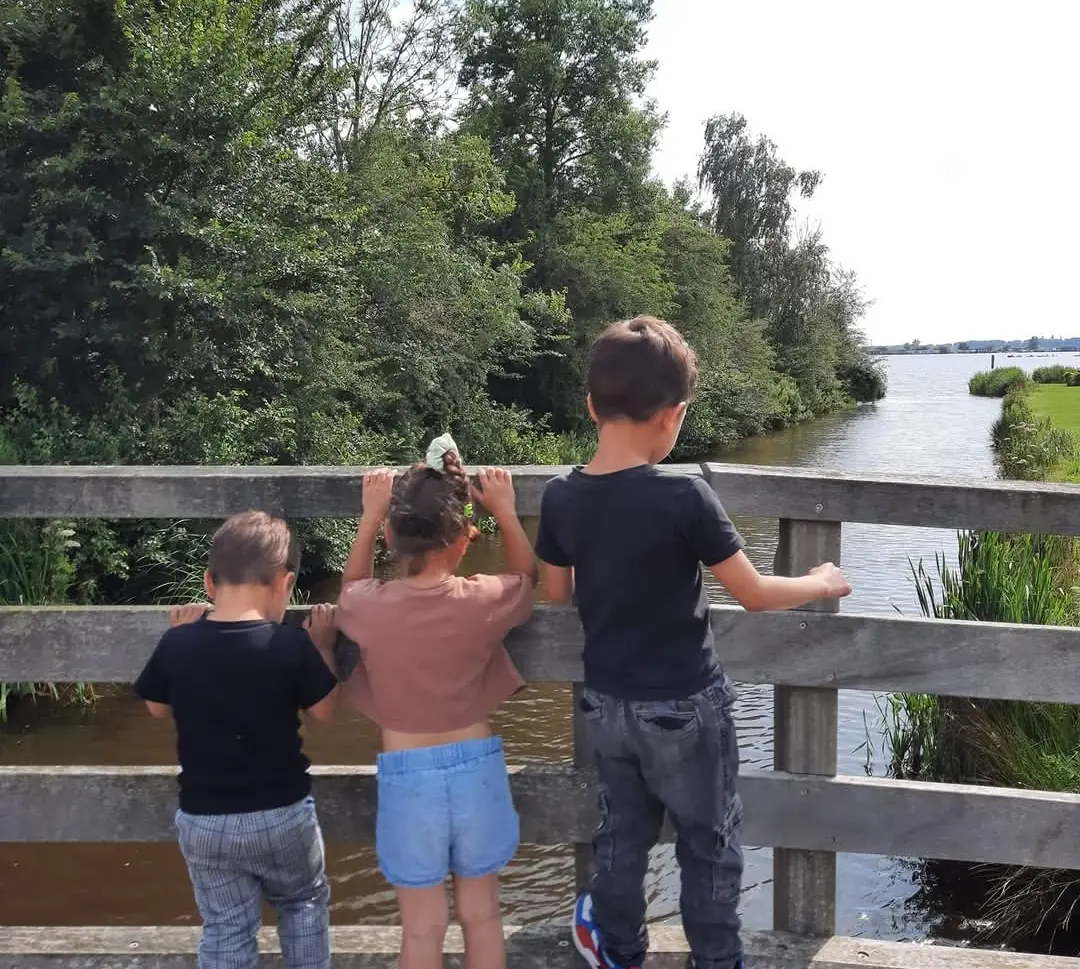 Kinderen genietend van het uitzicht