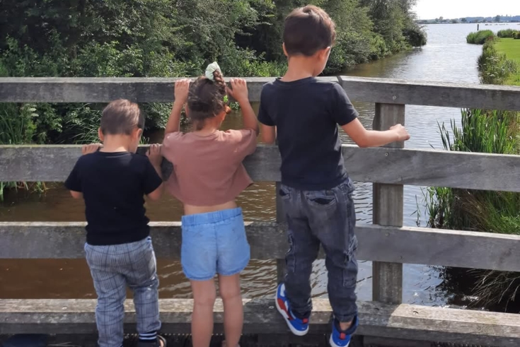 Kinderen genietend van het uitzicht