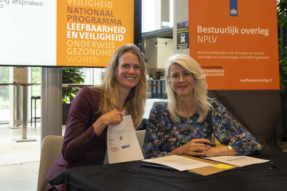 Foto: Mona Keijzer (Minister van Volkshuisvesting en Ruimtelijke Ordening) en Marloes Schreur (Programmadirecteur Leeuwarden Oost) ondertekenen de uitwerking Woontop.